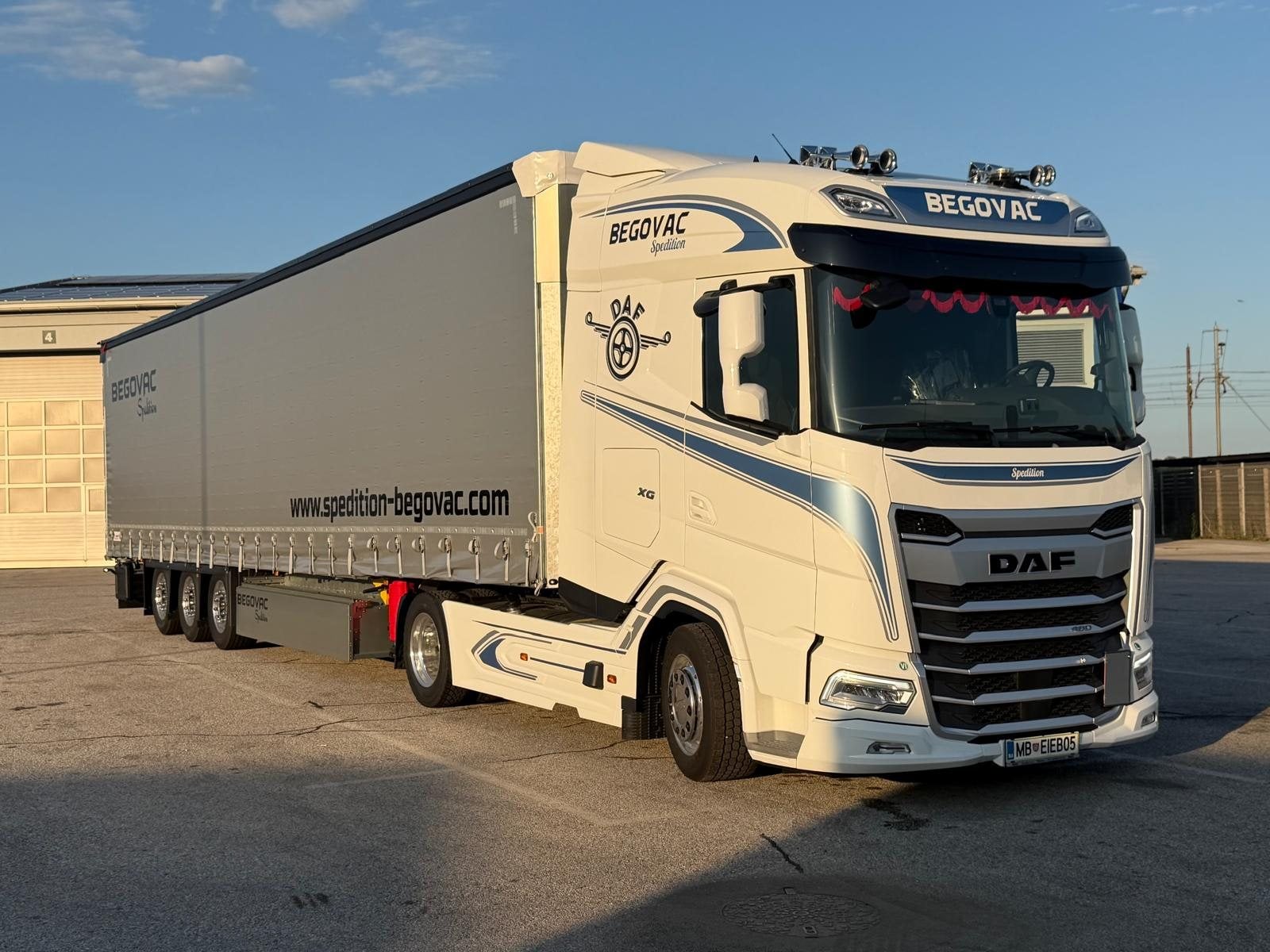 Tovorno vozilo DAF XG z zavesno prikolico Begovac Spedition