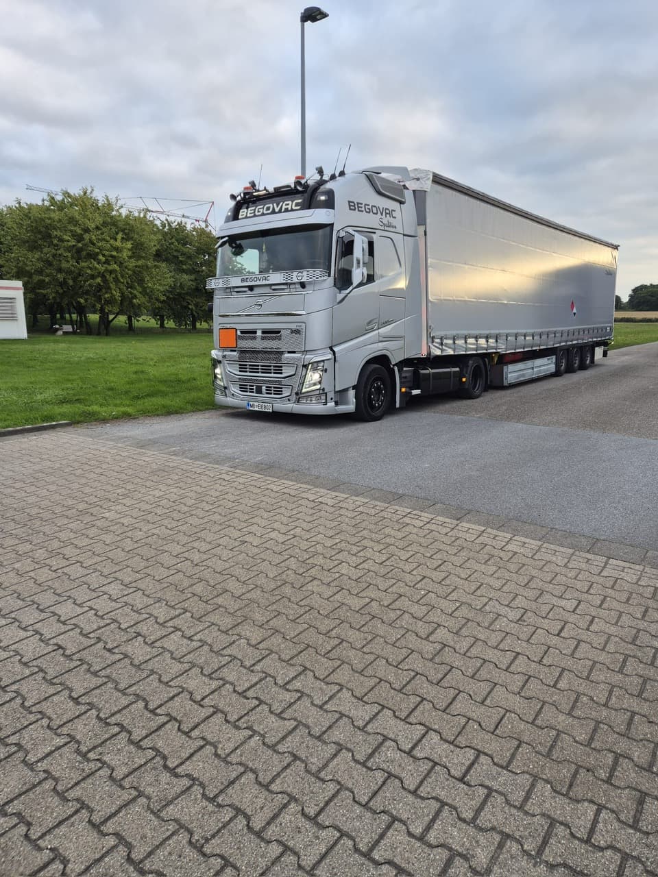 Begovac Spedition — sodoben srebrn tovornjak na cesti